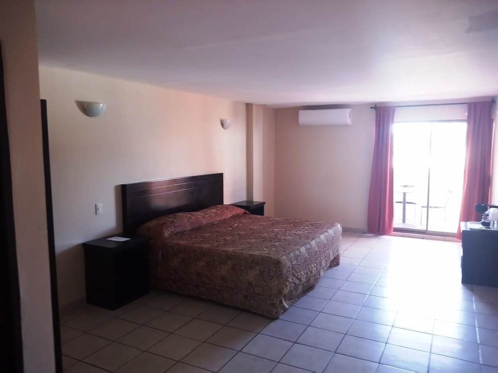 Los Jitos Hotel & Suites