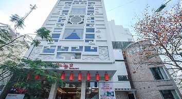 Den Long Do Hotel & Restaurant