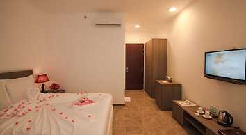 Den Long Do Hotel & Restaurant