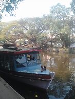 St.Antonys Lodge Ernakulam Market
