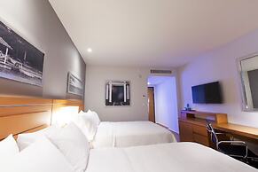Hampton Inn & Suites by Hilton Paraiso