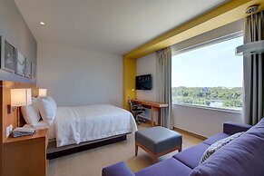 Hampton Inn & Suites by Hilton Paraiso