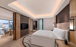 Conrad Manila
