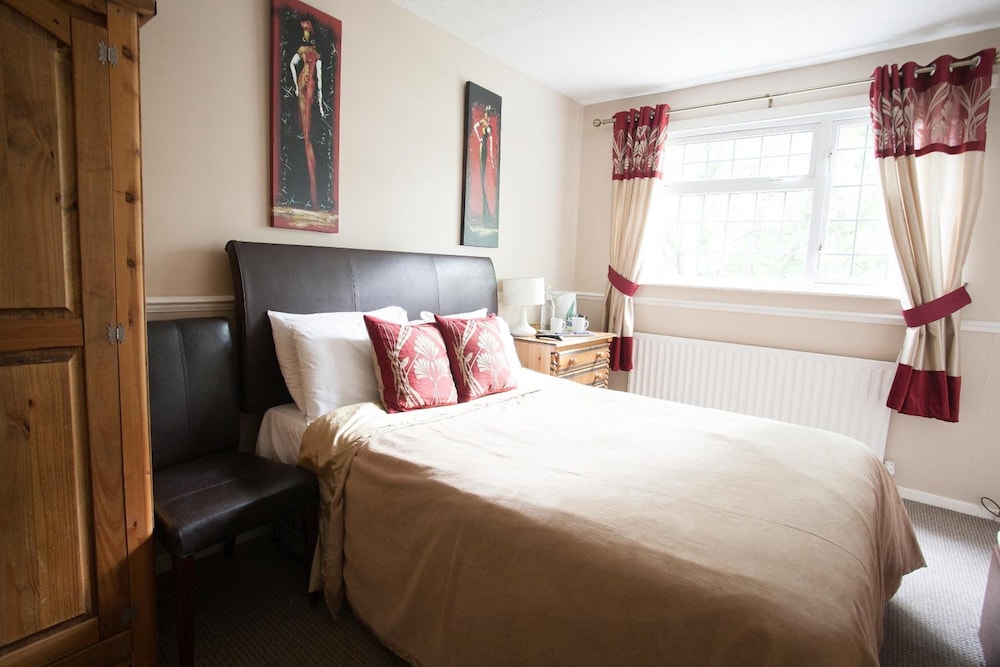 Barons Court Hotel