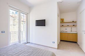 Brombeis Double Bedroom Center by Napoliapartments