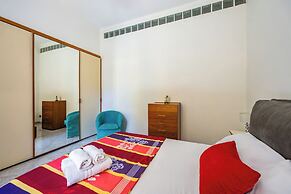 Red Comfort Flat Near Garibaldi Station