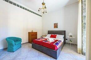 Red Comfort Flat Near Garibaldi Station