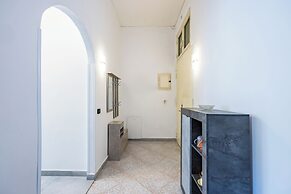 Red Comfort Flat Near Garibaldi Station
