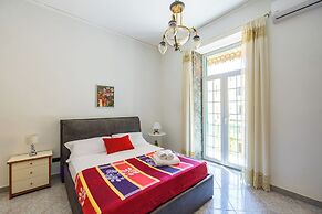 Red Comfort Flat Near Garibaldi Station