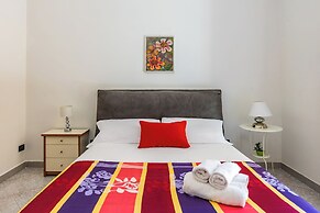 Red Comfort Flat Near Garibaldi Station