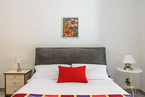 Red Comfort Flat Near Garibaldi Station
