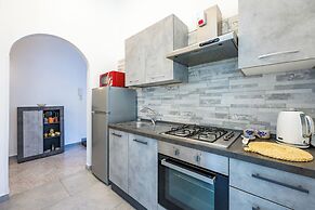 Red Comfort Flat Near Garibaldi Station
