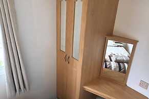 Llanarmon-yn-ial 3-bed Caravan, Sleeps 6