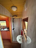 1 Bed Hut - Sleeps 2 - Parking - Smoking