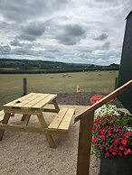 1 Bed Hut - Sleeps 2 - Parking - Smoking