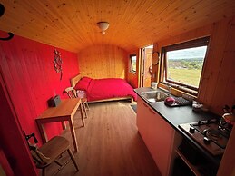 1 Bed Hut - Sleeps 2 - Parking - Smoking