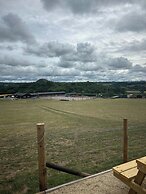 1 Bed Hut - Sleeps 2 - Parking - Smoking