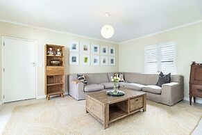 Spacious Sunningdale Retreat With Poolside Charm
