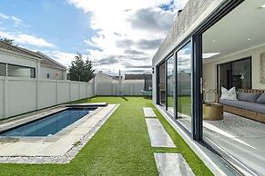 Spacious Sunningdale Retreat With Poolside Charm