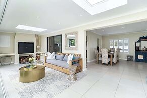 Spacious Sunningdale Retreat With Poolside Charm
