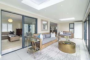 Spacious Sunningdale Retreat With Poolside Charm