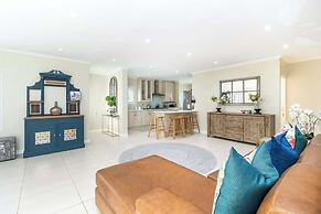 Spacious Sunningdale Retreat With Poolside Charm