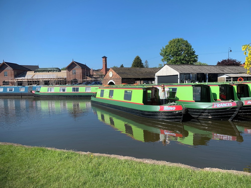Stone - Boat - Sleeps 2 - Pet Friiendly- 85ws