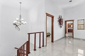 Luxury 4BR Villa with Pool
