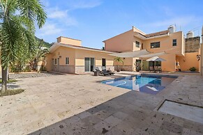 Luxury 4BR Villa with Pool