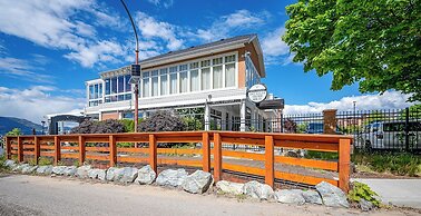 AQUA Corner Unit w Amazing View 614