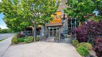 AQUA Corner Unit w Amazing View 614