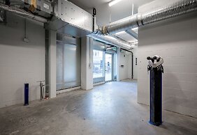 AQUA Corner Unit w Amazing View 614