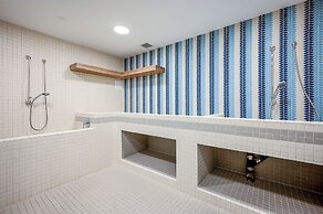 AQUA Corner Unit w Amazing View 614