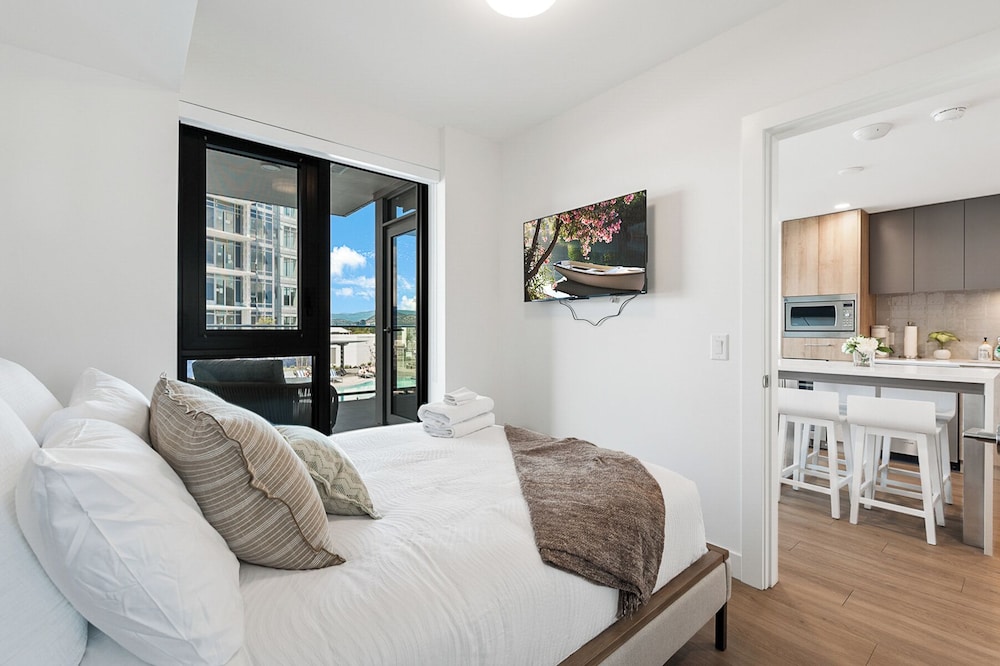 AQUA Corner Unit w Amazing View 614