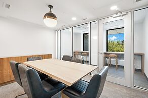 AQUA Corner Unit w Amazing View 614