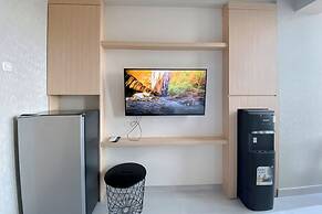 Comfortable And Modern Studio At Apartment The Alton