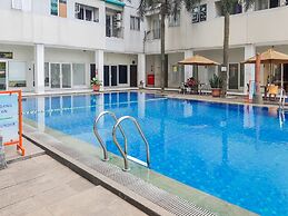 Modern Chic Studio At Sky View Apartment