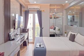 Modern Chic Studio At Sky View Apartment