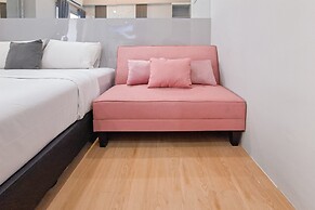 Modern Chic Studio At Sky View Apartment