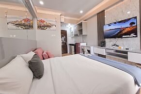 Modern Chic Studio At Sky View Apartment
