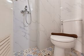 Modern Chic Studio At Sky View Apartment