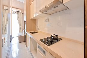Elegant & Strategic Studio Room At Sky House Bsd Apartment
