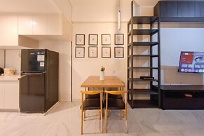 Monochromatic 2Br With Extra Working Room Apartment Sky House Bsd