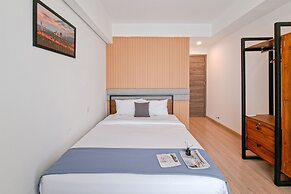 Monochromatic 2Br With Extra Working Room Apartment Sky House Bsd