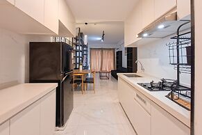 Monochromatic 2Br With Extra Working Room Apartment Sky House Bsd