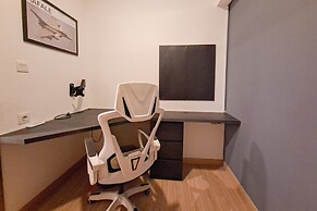 Monochromatic 2Br With Extra Working Room Apartment Sky House Bsd