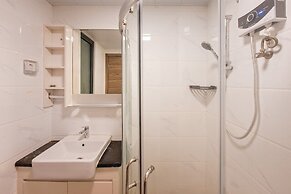 Monochromatic 2Br With Extra Working Room Apartment Sky House Bsd