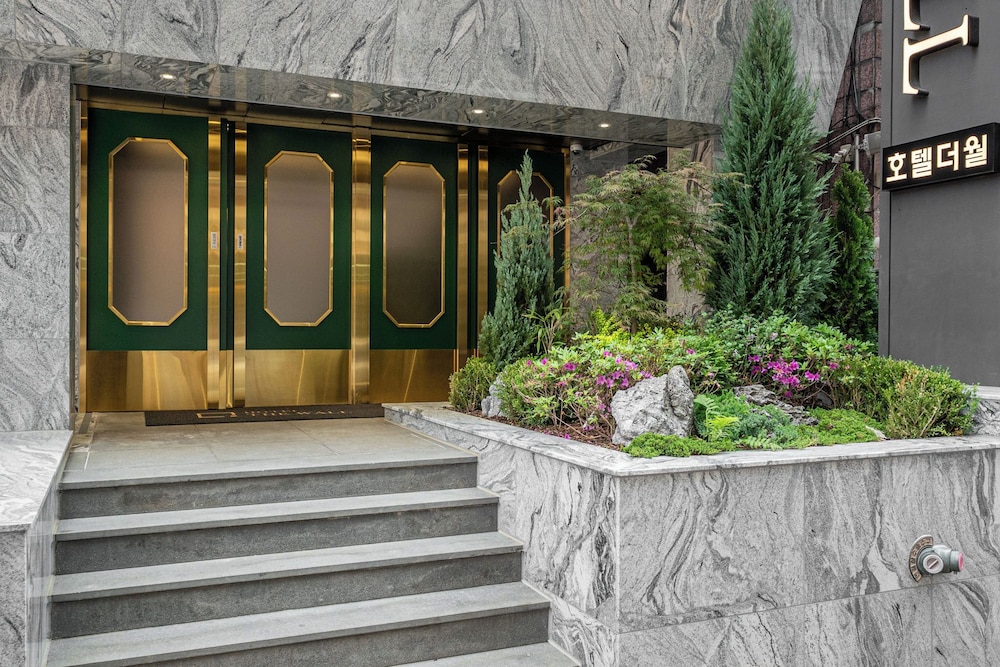 TheWall Hotel