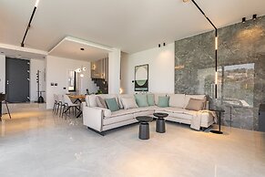 Bella Casa - Newly Built Designer Villa