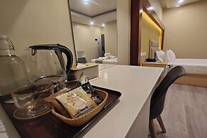 Famous Maple Hotel